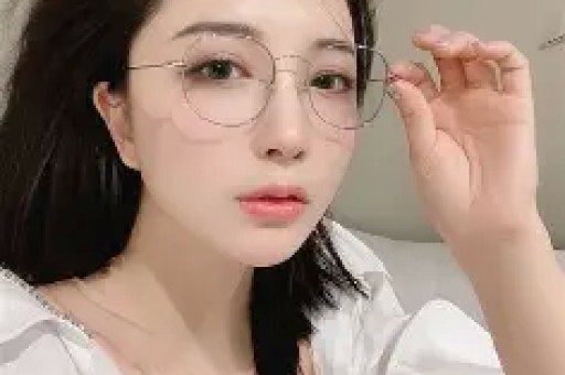 “假洋牌”优思益翻车事件：网红集体致歉背后的品牌包装术与流量陷阱